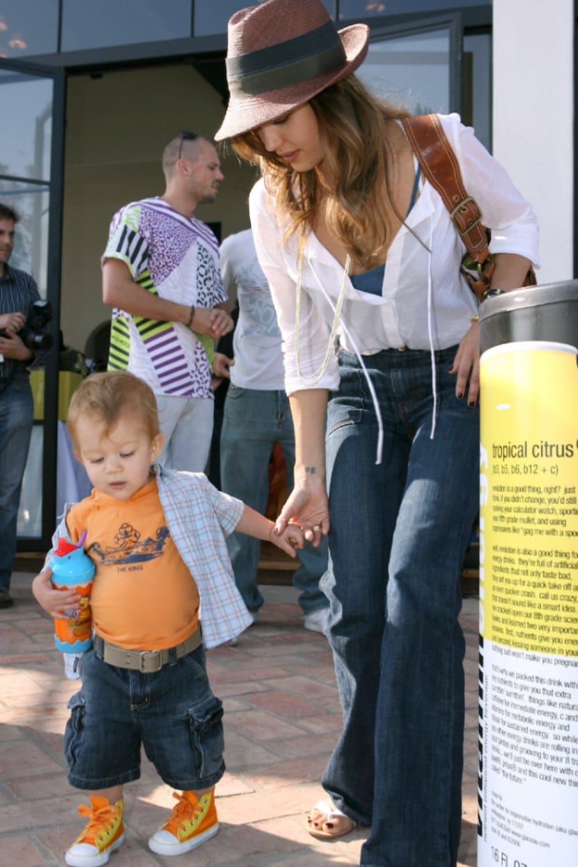 Jessica Alba wears a women’s straw hat that goes perfectly with her loose top and jeans outfit.