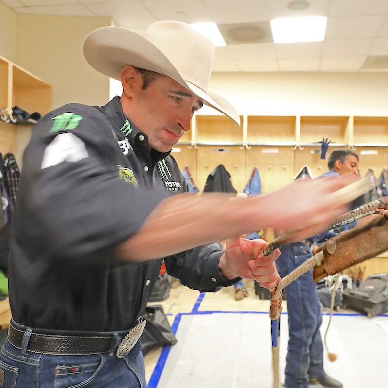 Guilherme Marchi prepares to ride in the Monster Energy Buck Off in 2018 while wearing a felt hat. The light shade and an extremely sharp creasing to create a modified Biggs crease shape are a fashionable choice.