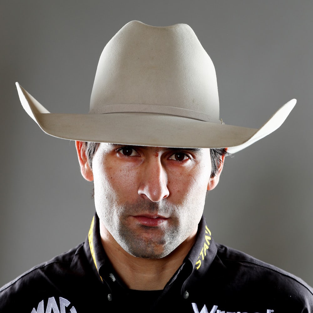 Silvano Alves competed in the Monster Energy Buck Off in 2017 in New York City. For his professional picture he chose a neatly styled silver belly hat with a wide brim and matching hatband.