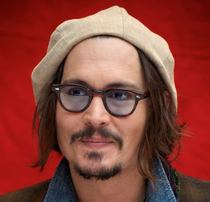 Johnny Depp wears a beige men’s cap at a press conference for Alice in Wonderland