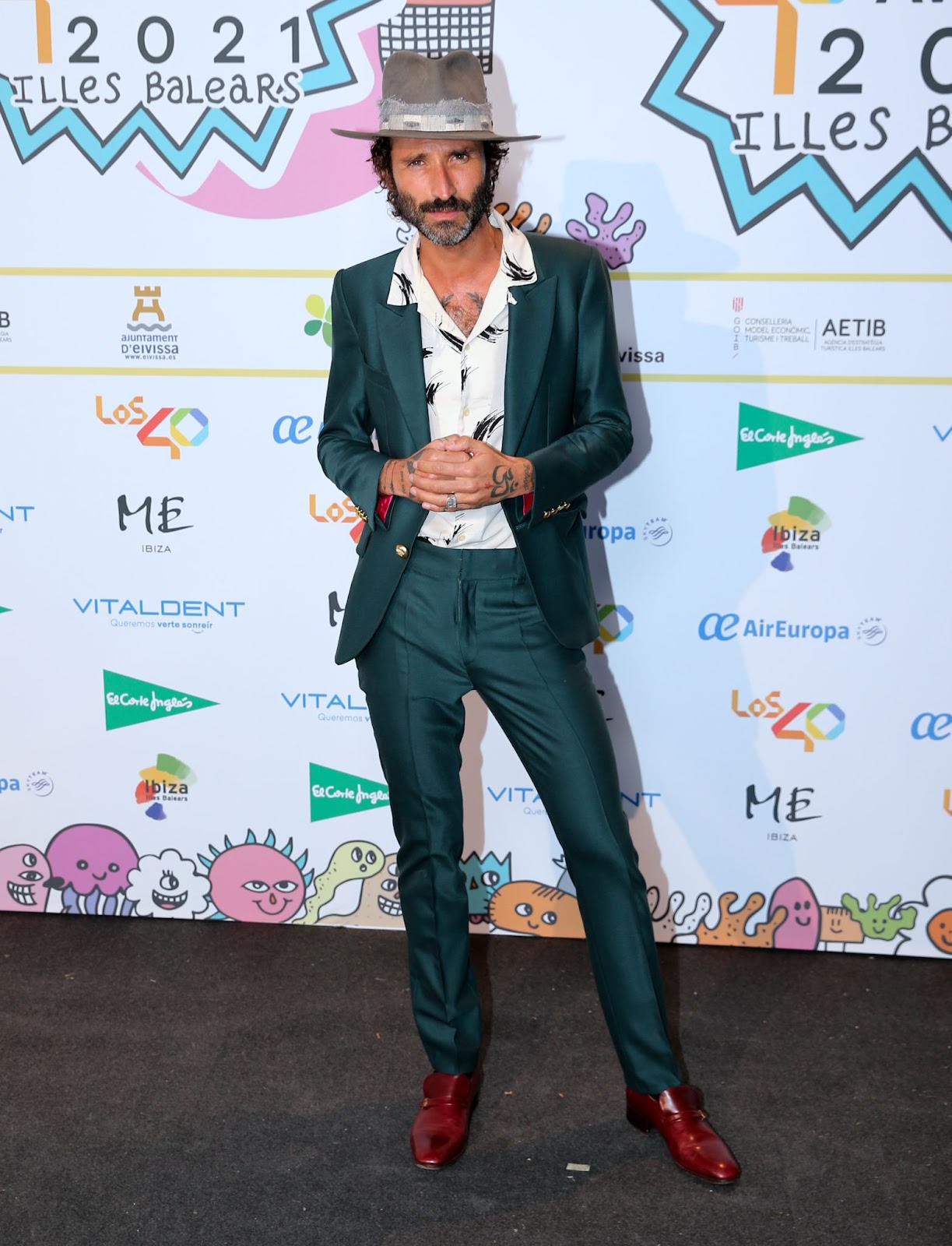 Leiva wore a taupe wide brim felt hat with a cloth hat band and emerald suit at the 40 Principales Music Awards Nominees Gala Dinner in Ibiza (Isabel Infantes/WireImage).