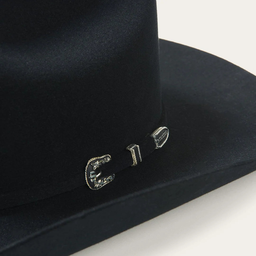 Close up of hat band buckle on the stetson skyline 6x cowboy hat