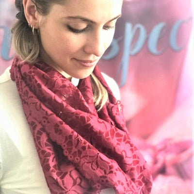 Woman_wearing_CHANTY_lace_loop_scarf