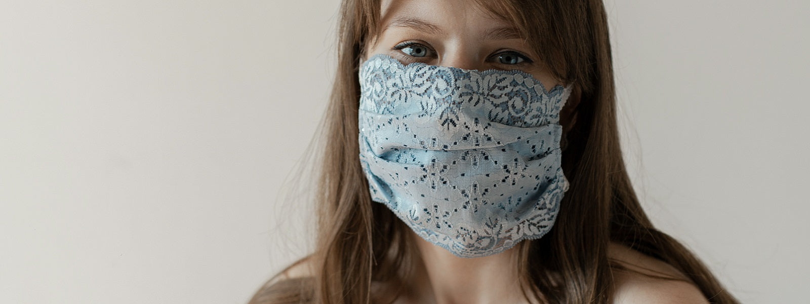 Woman in blue CHANTY double layer lace mask
