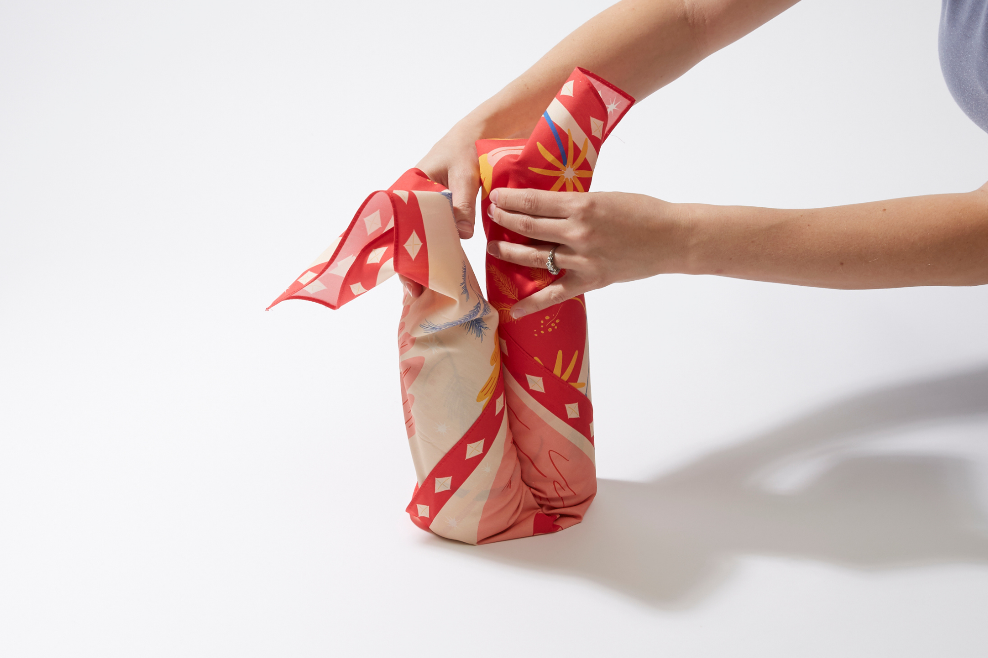 Wrappr Comment fabriquer un porte-bouteille de vin avec Furoshiki Wrap