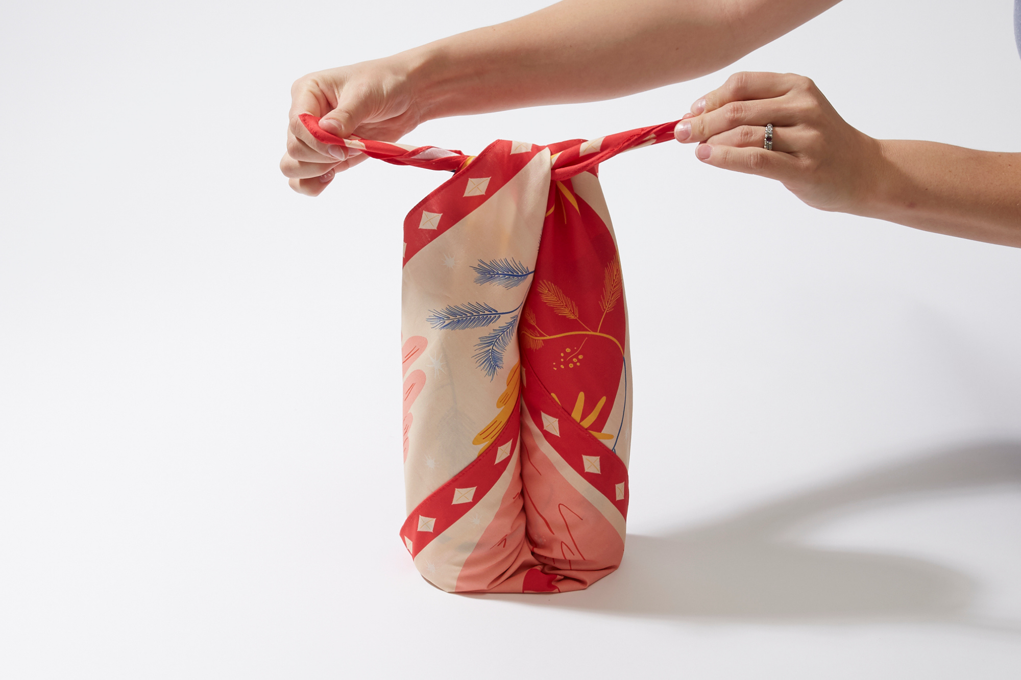 Wrappr Comment fabriquer un porte-bouteille de vin avec Furoshiki Wrap