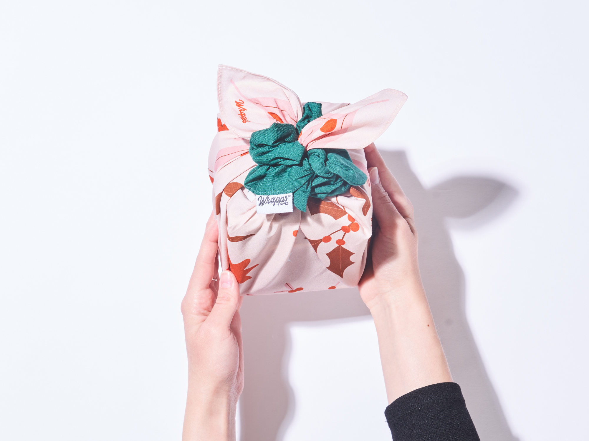 un cadeau enveloppé de furoshiki et d'un chouchou