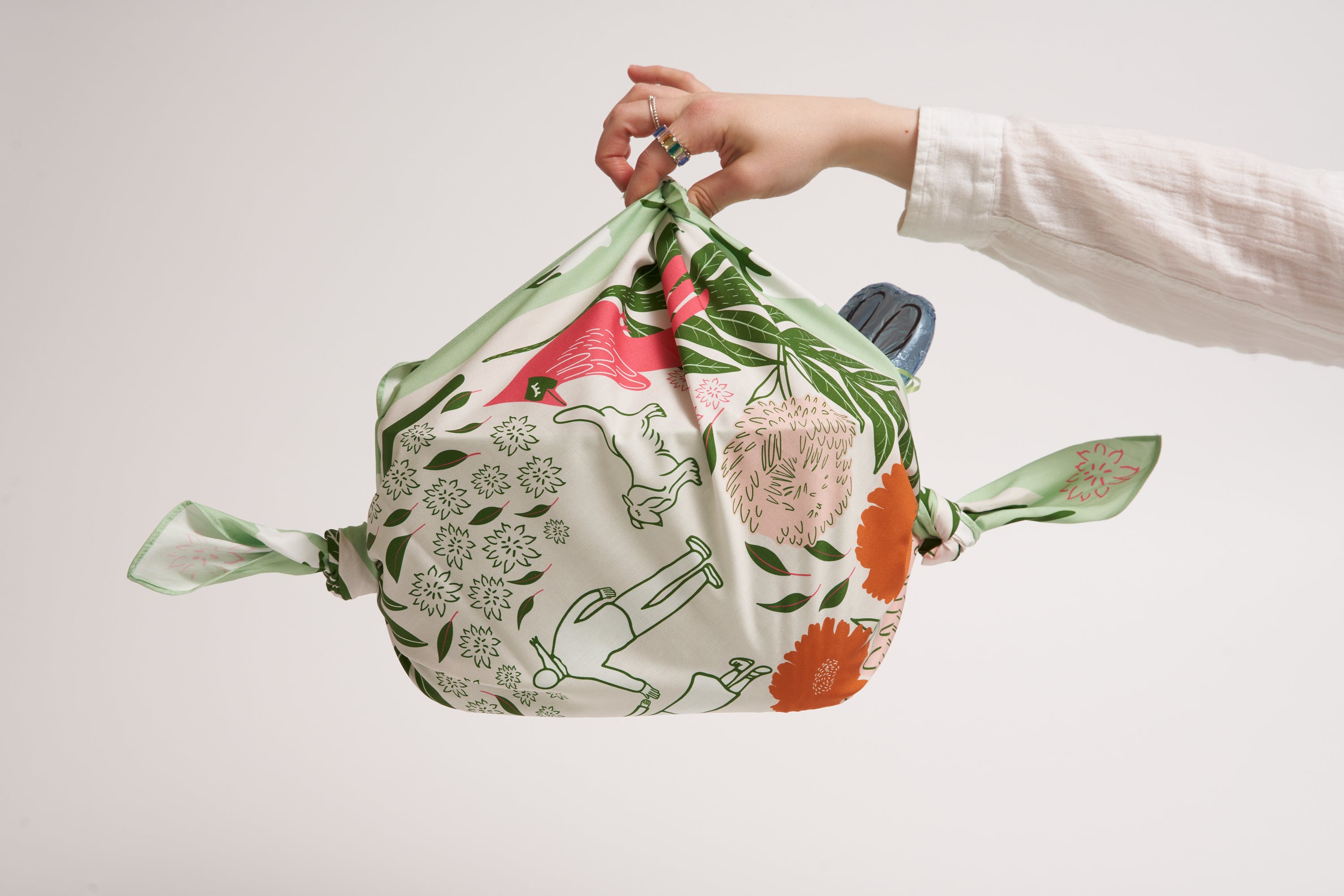 Un panier de Pâques enveloppé de furoshiki