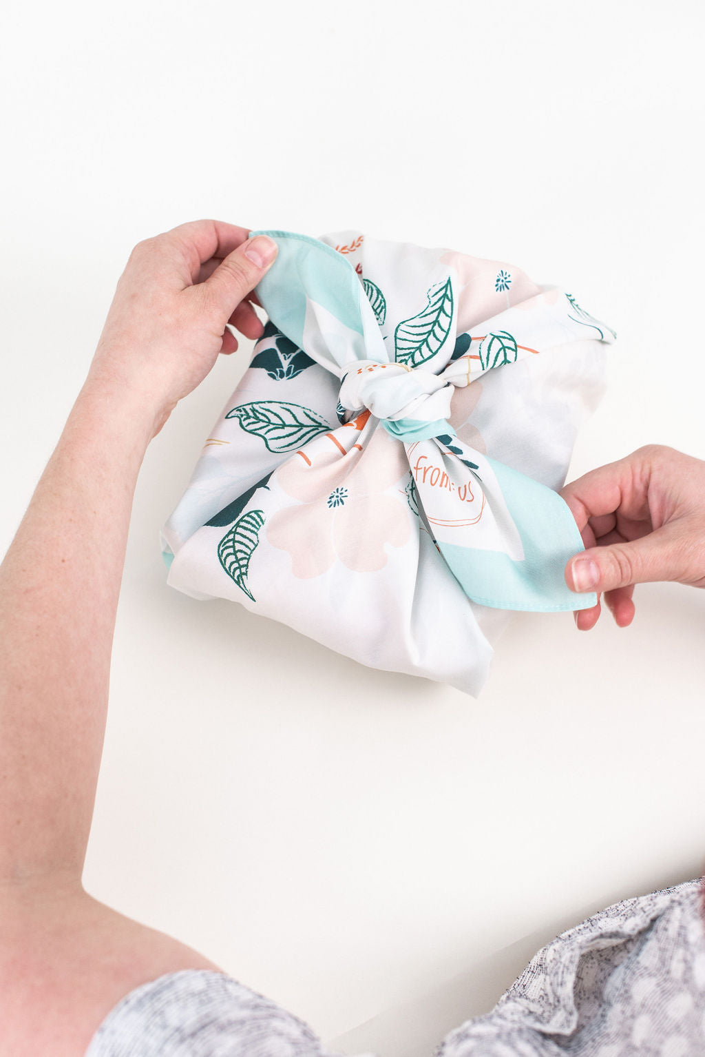 Emballage Furoshiki personnalisé pour les cadeaux From:Us par Wrappr