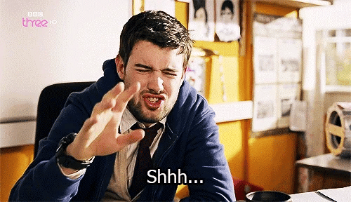 Homme qui ferme les yeux et dit : "shhh"