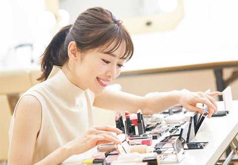 japanese woman looking at puchipura jbeauty cosmetics