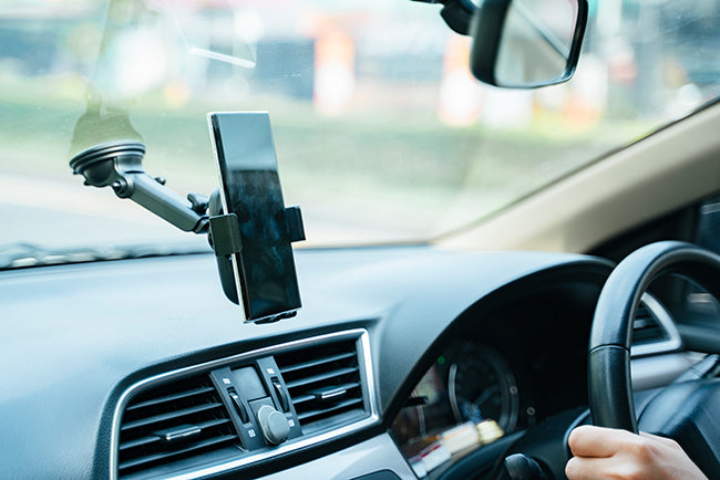 手機安裝在手機支架上裝在擋風玻璃上放在車內