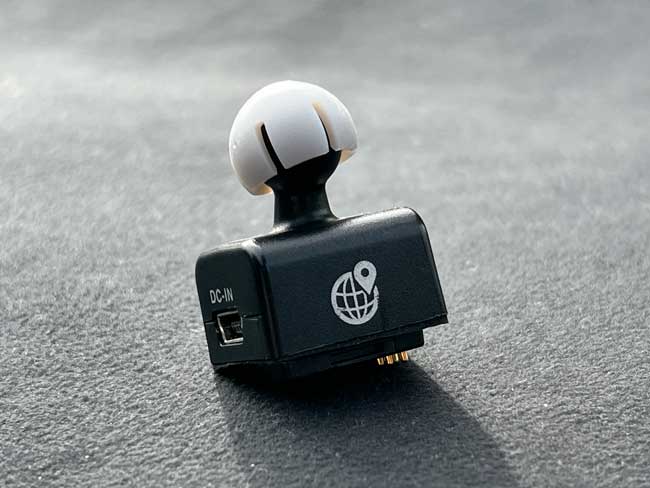 將球頭增厚配件安裝至行車記錄器磁鐵充電支架的球頭上面