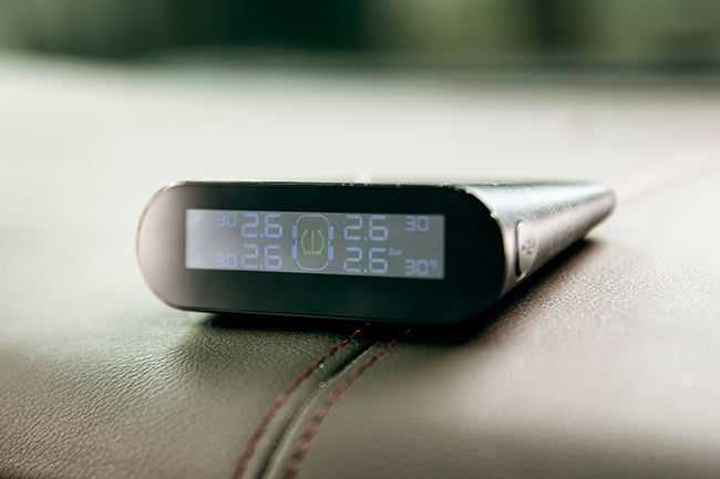 TPMS的車用胎壓系統顯示器放在車內的儀表板上方