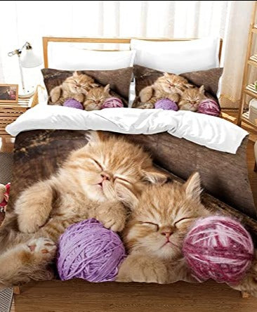 Kätzchen schlafend mit Wolle auf Bettbezug