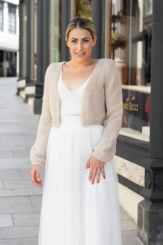 Jacket knitted for brides in powder with soft wool