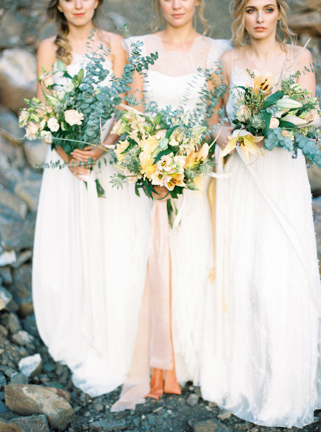 Braut und Brautjungfern mit Blumenschmuck