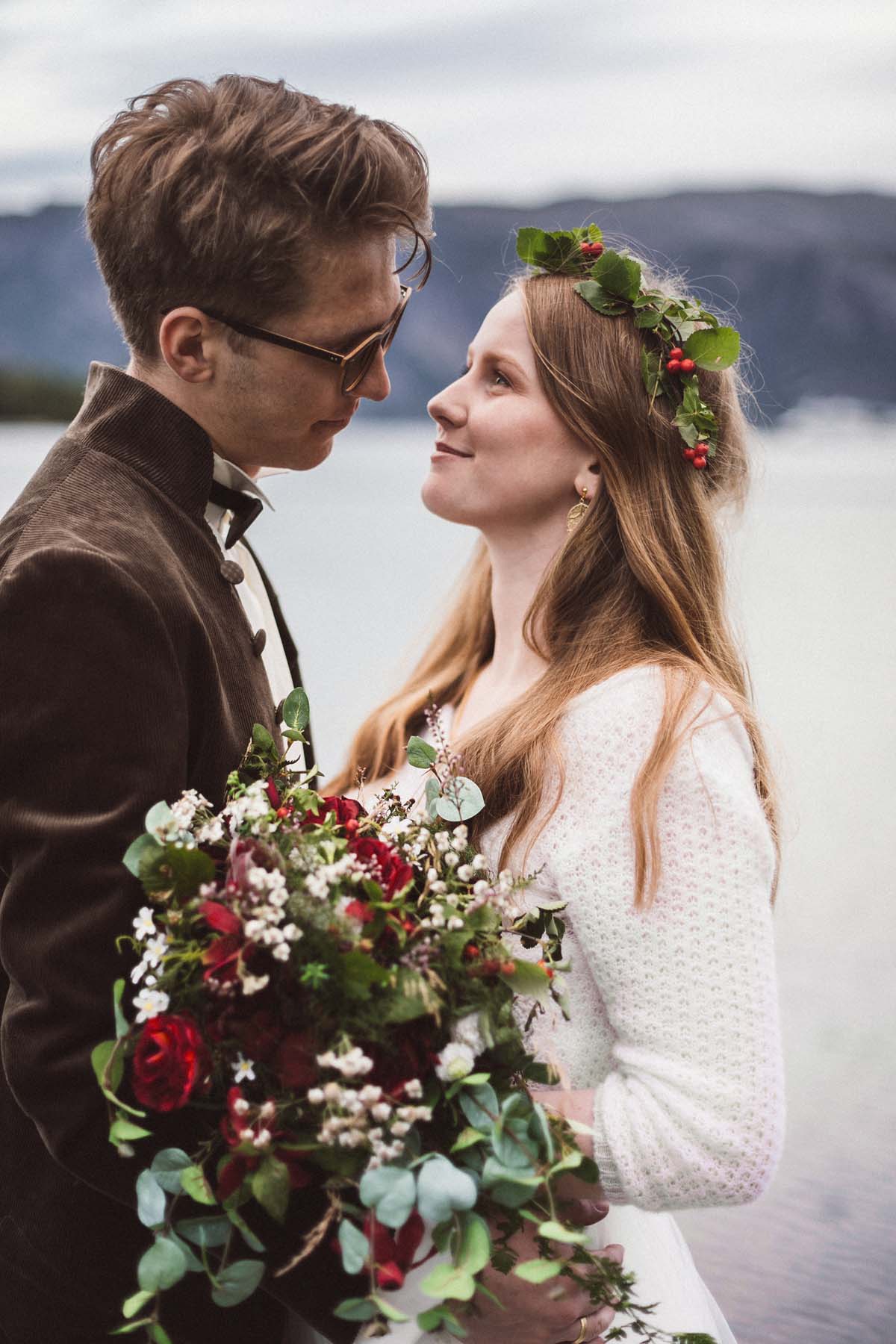 Braut Shoot in Norwegen mit einem Strickpullover