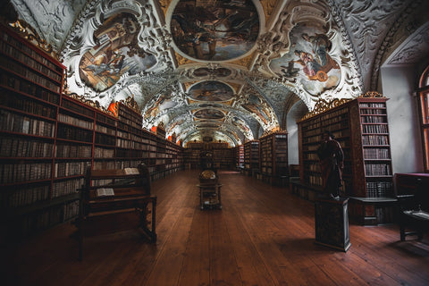 Bibliothek mit Büchern antik