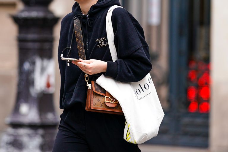 street style with tote bag