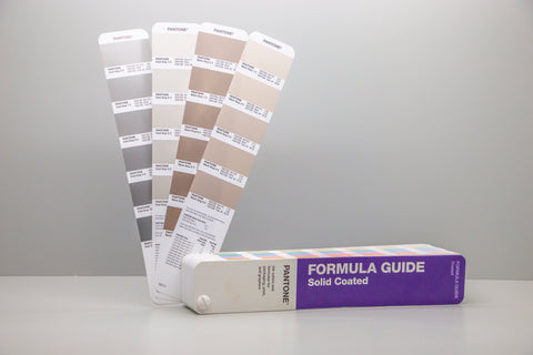 Un libro de Pantone se abrió a la sección gris