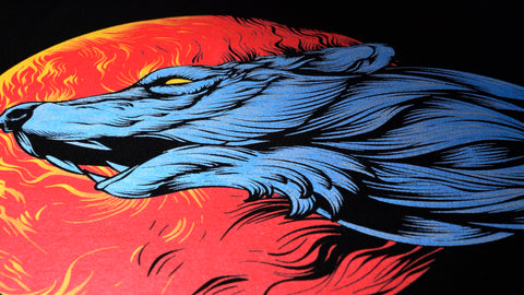 Una imagen de un lobo aullando en la luna impreso con perla agregada a colores rojo, naranja y azul