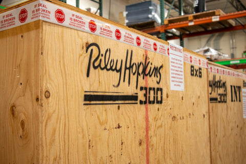 Un Riley Hopkins 300 repleto se encuentra en un estante