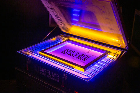 Una unidad de exposición de Baselayr con luces LED encendidas y una pantalla en el vidrio