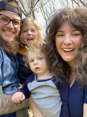 Jonathan, su esposa Courtney y sus hijos