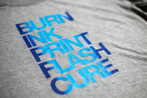 Una camisa gris con diferentes colores de azul impreso en un gradiente