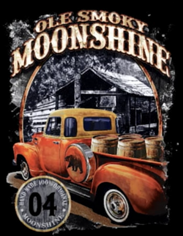 Viejo Smoky Moonshine con un auto viejo sentado frente a un viejo salón