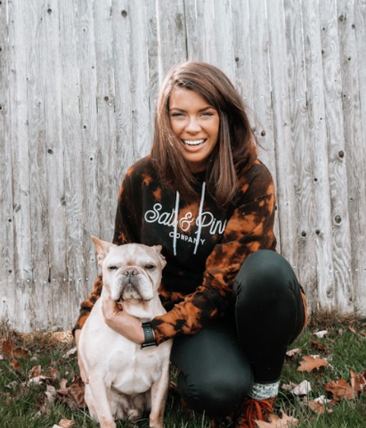 amanda smiling with her dog homer