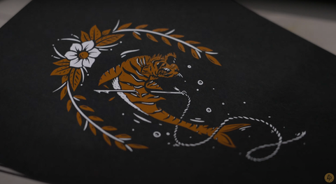 Una imagen crujiente de un tiburón naranja con una cabeza de tigre y una flor blanca en papel negro