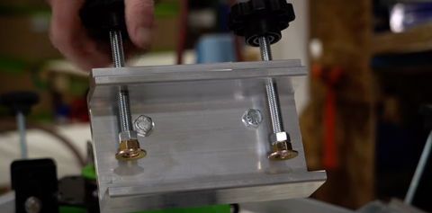 Screen clamp knobs in the screen clamp