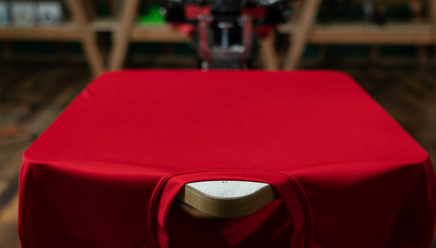 Una camisa de poliéster rojo se sienta en una platina 