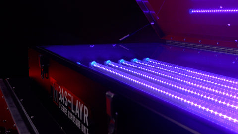 bombillas LED moradas en una unidad de exposición