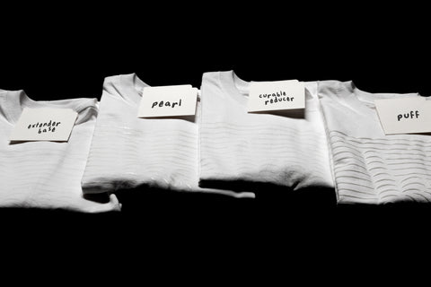una foto de 4 camisas blancas con 4 tintas diferentes impresas en ellas
