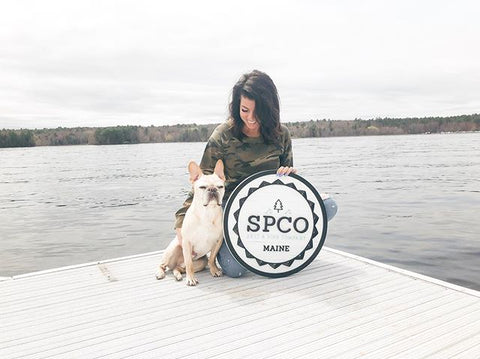 Amanda sentada en el muelle con su perro