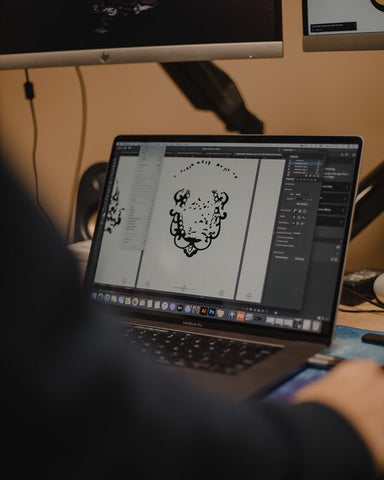 Un diseño en Adobe Illustrator en una computadora portátil