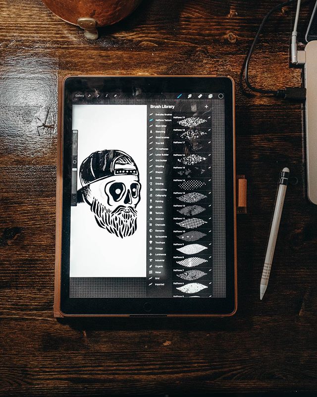 un iPad con un cráneo dibujado en Procreate