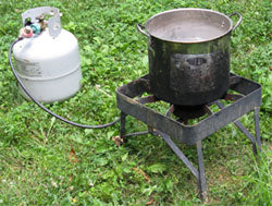 Boiling water for making fireworks whistle mix