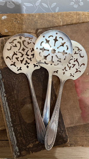 Vintage Tomato Server NO STAMP - The Sassy Barn