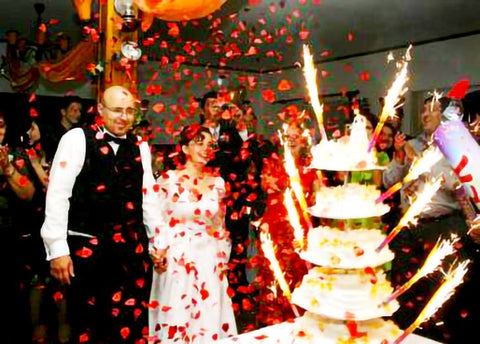 sparkling candles on a wedding cake in Dubai
