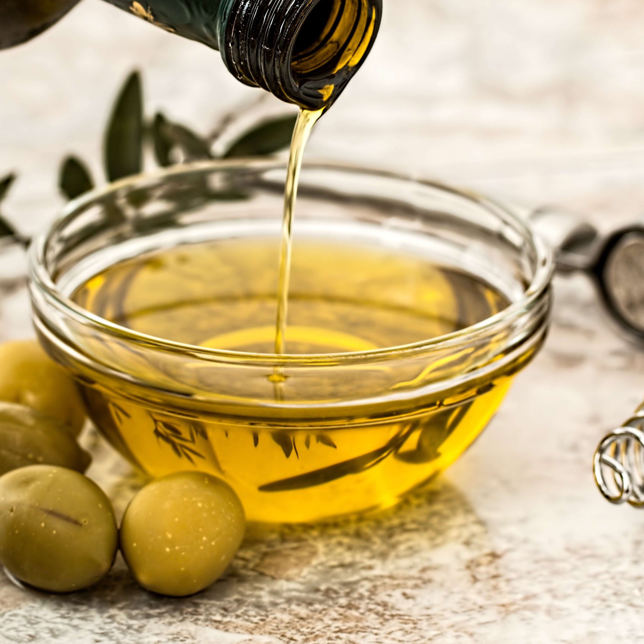 Лавровый лист оливковое масло. Оливковое масло. Оливки масло. Оливковое масло фото. Оливки и оливковое масло.
