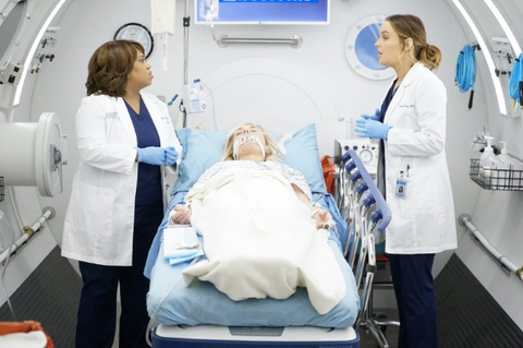Kelsey McNeal/ABC - Patient from Grey’s  in a hyperbaric chamber due to carbon monoxide poisoning 