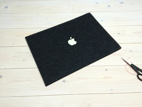 Zwart vilten hoes voor Macbook pro 16 met Apple logo