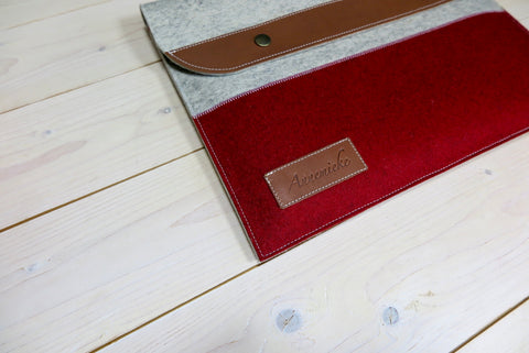 Annemieke Name Logo in Leather on Vilten MacBook Hoes