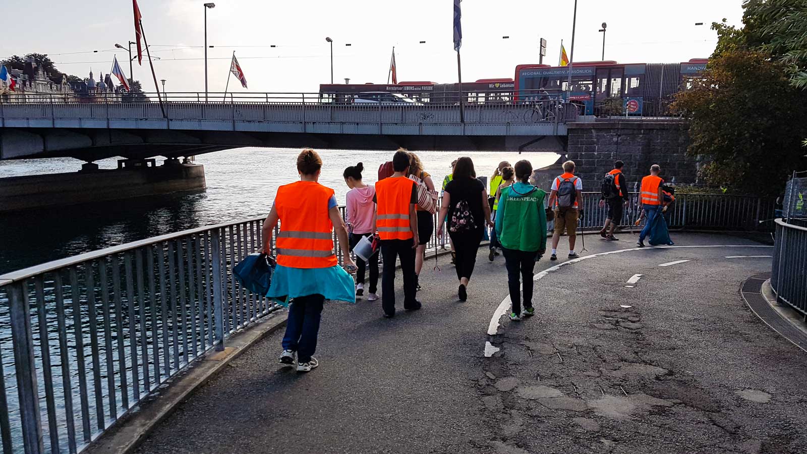 Zahlreiche Teilnehmer der Aktion Rhine Clean Up in Konstanz