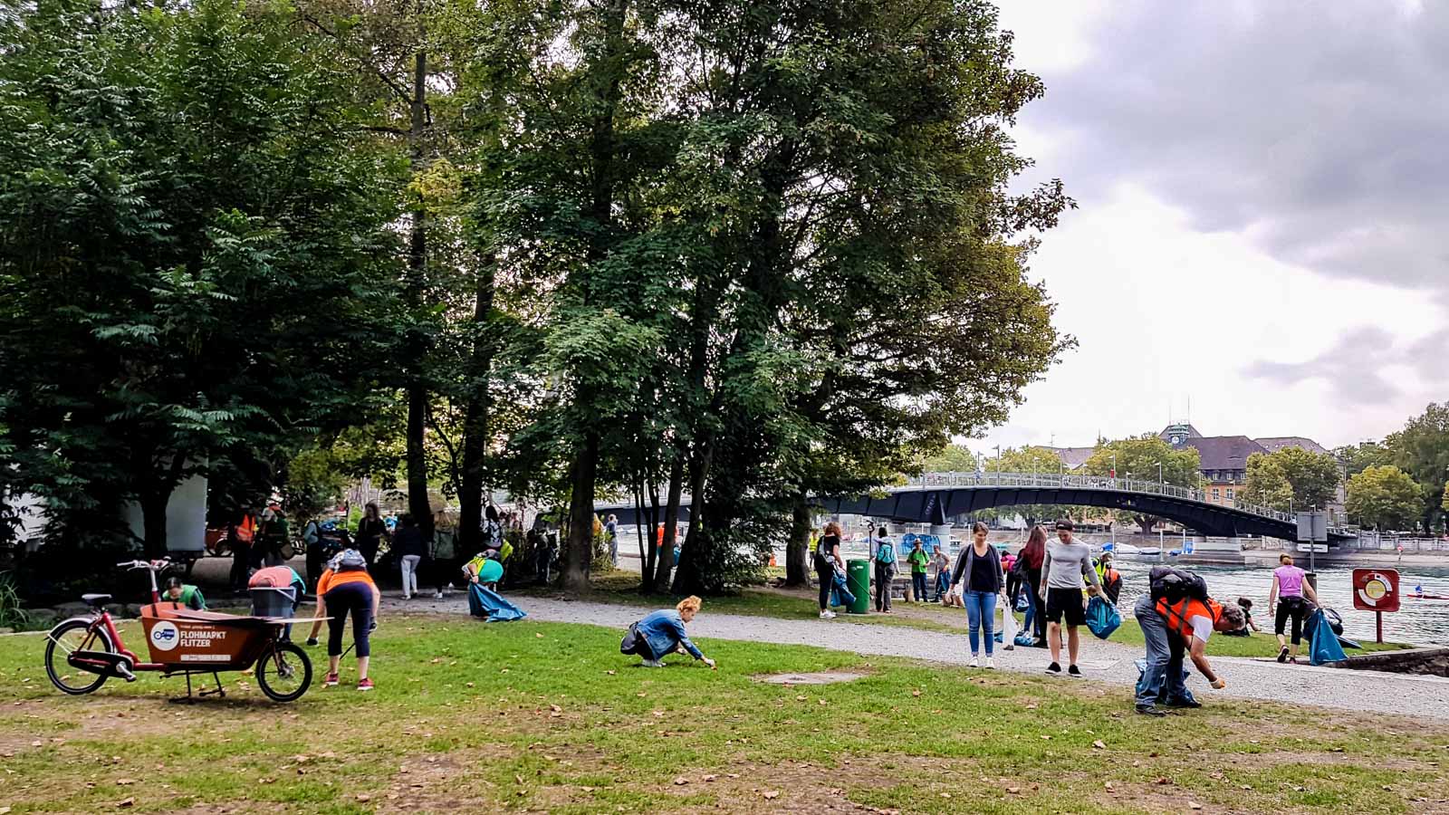 Freiwillige Konstanzer räumen im Herosepark auf