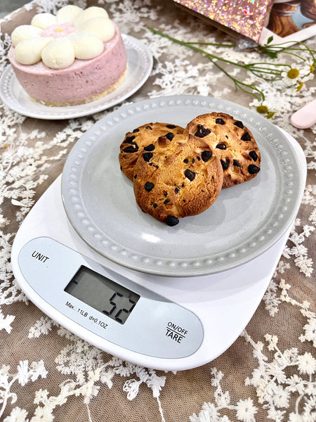 Weigh the cookies with the MUNBYN postal scale.